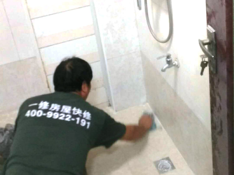 廁所瓷磚美縫裝修方案：1、進(jìn)場后把現(xiàn)場打掃干凈,然后用壁紙刀把瓷磚縫內(nèi)及兩邊的填充物清理干凈,地面不允許有浮動的灰塵;
2、把美縫劑裝入膠槍中，瓷磚美縫劑瓶口戳個洞,然后擰上出料嘴,然后用壁紙刀將出料嘴削成45度角,瓷磚縫小于2毫米,把出料嘴的最前端用壁紙刀削出坡角即可;瓷磚縫大于2毫米,可略多削去一段;出料嘴口寬度應(yīng)小于縫寬,以保證不溢料;然后慢慢用力把料均勻的打進(jìn)縫中。
3、再用硅膠板將料馬上刮平,磚縫兩邊溢出少量料,用略帶潮濕海綿擦掉,要多擦幾遍,海綿要經(jīng)常用水清洗，并且一定要在美縫劑沒完全凝固的時候去除干凈。