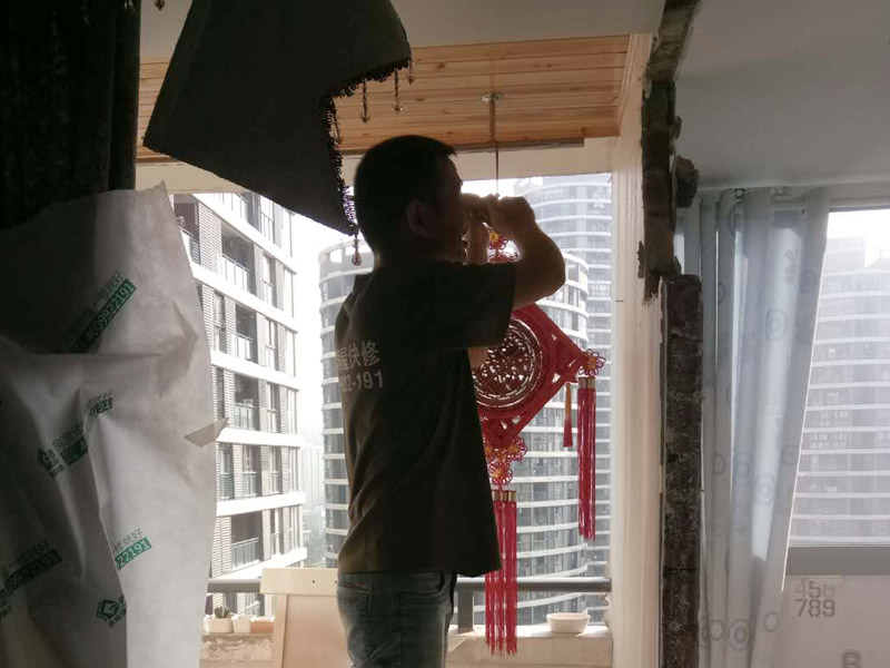 墻面局部拆除裝修：首先是外墻部分，也就是屋頂面和地面這兩塊，是不能動搖的，因為這是房屋的外在防御部位。除此以外，禁止拆改配重墻和承重墻，因為配重墻是房間與陽臺之間的門窗以下部分的墻，拆改后可能會導(dǎo)致陽臺坍塌;承重墻是預(yù)制板墻和24厘米以上的磚墻，不能拆除也不能開門窗。首先，要顧慮到隔壁鄰居的感受。因為施工會產(chǎn)生較大的噪音，所以要先與周邊居民溝通或者是采取一些降噪措施，以免與鄰居發(fā)生糾紛。其次還要注意維護好居室的水電系統(tǒng)。在墻體的拆除之前，要對電路的改造方向詳細(xì)的考慮，因為一般墻體中都帶有電路線管，切忌不要野蠻施工，弄斷線路。