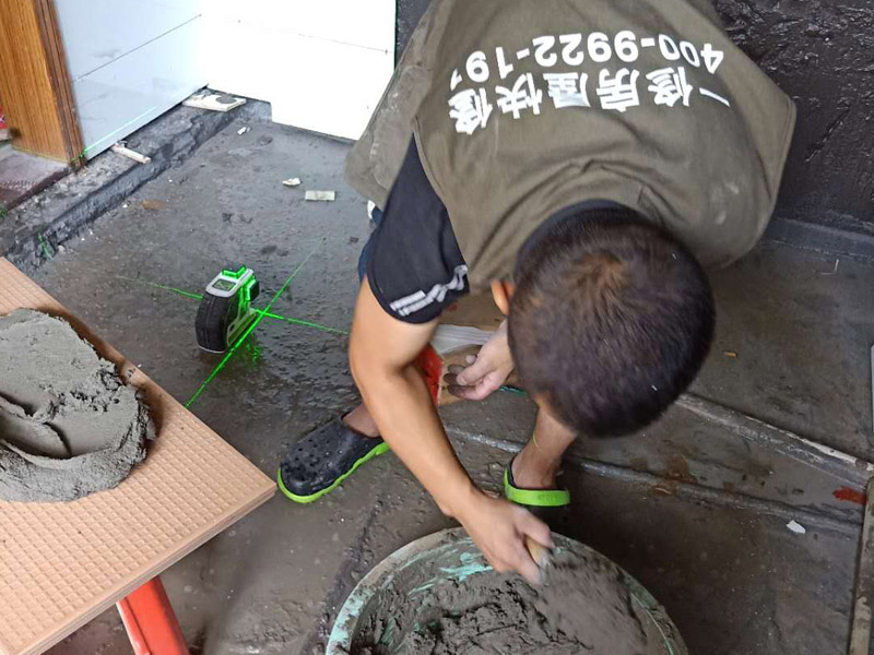 衛(wèi)生間墻面瓷磚鋪貼：首先應除去基層表面的污垢，油漬，浮灰;除去基層上所有涂料層，膩子層;如果基層未能達到平整度要求，需對基層進行預先的找平處理；鋪貼瓷磚前需事先找好垂直線，以此為基準鋪貼的瓷磚高低均勻、垂直美觀;將調制好的漿料均勻地抹在瓷磚背面，要求漿料飽滿；將瓷磚平整地鋪貼在基層上，使用橡膠錘將瓷磚拍實鋪平。