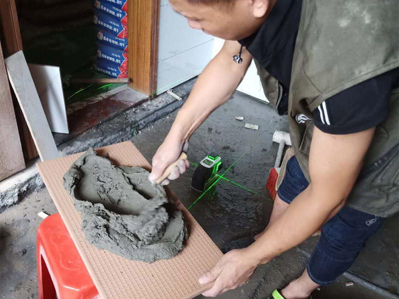 衛(wèi)生間墻面瓷磚鋪貼：首先應除去基層表面的污垢，油漬，浮灰;除去基層上所有涂料層，膩子層;如果基層未能達到平整度要求，需對基層進行預先的找平處理；鋪貼瓷磚前需事先找好垂直線，以此為基準鋪貼的瓷磚高低均勻、垂直美觀;將調制好的漿料均勻地抹在瓷磚背面，要求漿料飽滿；將瓷磚平整地鋪貼在基層上，使用橡膠錘將瓷磚拍實鋪平。