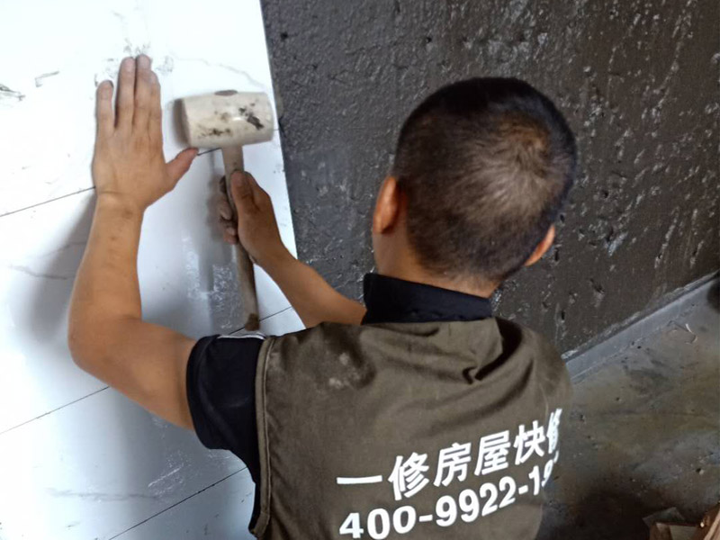 衛(wèi)生間墻面瓷磚鋪貼：首先應除去基層表面的污垢，油漬，浮灰;除去基層上所有涂料層，膩子層;如果基層未能達到平整度要求，需對基層進行預先的找平處理；鋪貼瓷磚前需事先找好垂直線，以此為基準鋪貼的瓷磚高低均勻、垂直美觀;將調制好的漿料均勻地抹在瓷磚背面，要求漿料飽滿；將瓷磚平整地鋪貼在基層上，使用橡膠錘將瓷磚拍實鋪平。