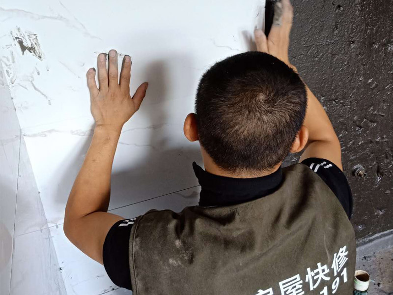 衛(wèi)生間墻面瓷磚鋪貼：首先應除去基層表面的污垢，油漬，浮灰;除去基層上所有涂料層，膩子層;如果基層未能達到平整度要求，需對基層進行預先的找平處理；鋪貼瓷磚前需事先找好垂直線，以此為基準鋪貼的瓷磚高低均勻、垂直美觀;將調制好的漿料均勻地抹在瓷磚背面，要求漿料飽滿；將瓷磚平整地鋪貼在基層上，使用橡膠錘將瓷磚拍實鋪平。