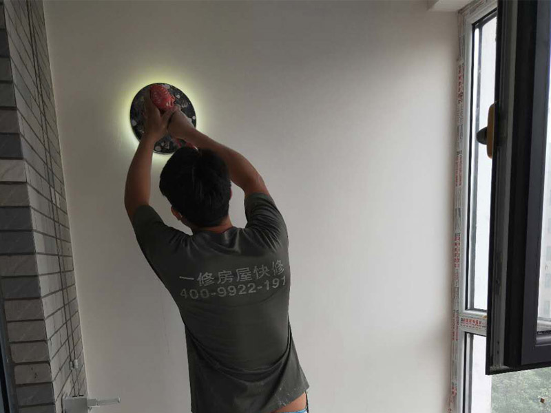 新房墻面打磨裝修：1、舊墻皮鏟除（如為新房，且墻面為水泥平整墻面，此步驟不需要）。
2、墻面清理，檢查是否有孔洞、油污、不平整的地方，如有需要，先修補(bǔ)然后施工。
3、批刮膩?zhàn)?，選用較好的墻襯一類的防水膩?zhàn)?，一般?遍，第一遍批刮后1小時(shí)表干后打磨平整。
4、批刮第二遍膩?zhàn)?，干燥后打磨，注意選用600目以上砂紙，否則墻面刮痕會(huì)嚴(yán)重。
5、用200瓦的大燈泡靠近墻面檢查是否有不平整或砂眼，如有局部修補(bǔ)。
6、用干凈毛巾徹底清理墻面灰塵，用吸塵器清理干凈。
7、調(diào)配乳膠漆底漆，選用較好的羊毛刷或使用噴涂方式施工。
8、按次序涂刷1遍底漆，2遍面漆。