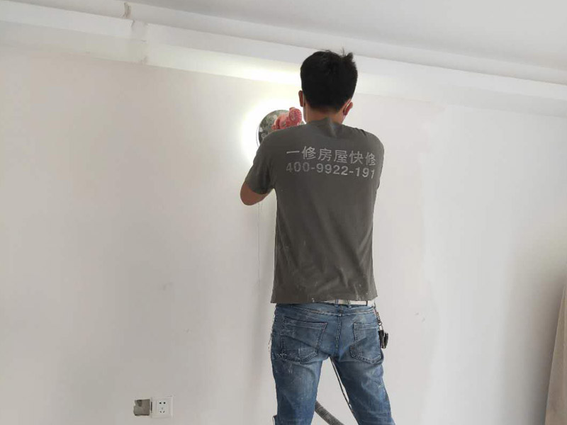 新房墻面打磨裝修：1、舊墻皮鏟除（如為新房，且墻面為水泥平整墻面，此步驟不需要）。
2、墻面清理，檢查是否有孔洞、油污、不平整的地方，如有需要，先修補(bǔ)然后施工。
3、批刮膩?zhàn)?，選用較好的墻襯一類的防水膩?zhàn)?，一般?遍，第一遍批刮后1小時(shí)表干后打磨平整。
4、批刮第二遍膩?zhàn)樱稍锖蟠蚰?，注意選用600目以上砂紙，否則墻面刮痕會(huì)嚴(yán)重。
5、用200瓦的大燈泡靠近墻面檢查是否有不平整或砂眼，如有局部修補(bǔ)。
6、用干凈毛巾徹底清理墻面灰塵，用吸塵器清理干凈。
7、調(diào)配乳膠漆底漆，選用較好的羊毛刷或使用噴涂方式施工。
8、按次序涂刷1遍底漆，2遍面漆。