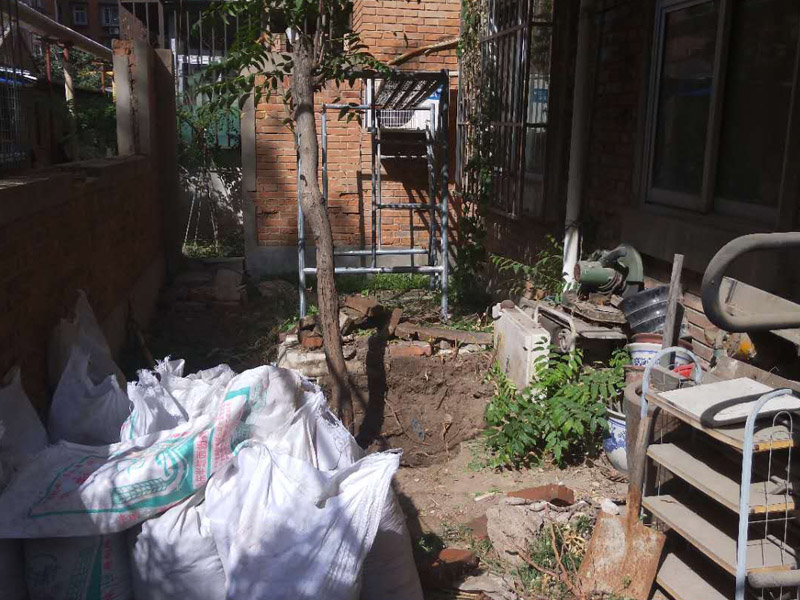 管道檢查和建渣搬運裝修：首先，要關(guān)閉總水閘。然后，用軟管固定在冷熱水管的兩端。同時，把儀器的一端固定在同一空間的另一根水管上。在使用儀器時，要擰好每一處接口，不能漏氣，這樣測得的水壓才準(zhǔn)確。一切就緒，就可以準(zhǔn)備加壓進(jìn)行測試了。將水壓提高，測試水管的承壓量，看是否出現(xiàn)水管滲漏現(xiàn)象。檢測師把水壓打高，按照通俗的說法，這個時候水壓是8斤。檢查各處水管，看看是否有滲水、漏水現(xiàn)象。檢測師用手摸摸水管，看有沒有滴水。整個測水壓過程需要30分鐘，如果沒有出現(xiàn)滲水漏水現(xiàn)象，就說明管道沒有問題。水管隨著使用時間的增加，老化等情況不可避免，若出現(xiàn)漏水等情況可以及時更換水管。