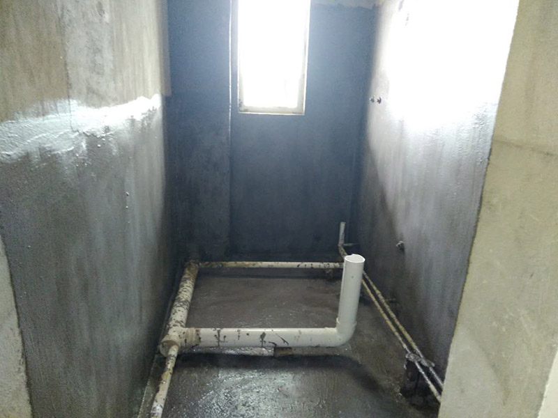 廁所刷防水裝修：第一步：清理墻面和地面 在涂刷防水涂層之前，先要清理墻面和地面，同時要用連接的氣泵皮管吹盡陰角處的浮沉。第二步：刷防水涂料：刷防水涂料時先刷墻角部位，交接處應(yīng)有200mm，不得有漏刷情況。第一遍涂刷墻面時，應(yīng)上下縱向涂刷，第二遍涂刷墻體，應(yīng)左右橫向涂刷。注意、第二遍防水涂料間需要有一定時間間隔，待遍涂料干透后才能進(jìn)行第二遍，具體時間視涂料而定。第三步：閉水試驗(yàn)：在涂刷完防水涂料后，不能立刻貼瓷磚，還必須進(jìn)行防水測試。堵住衛(wèi)生間排水口、地漏等，然后將衛(wèi)生間積水2~3cm。24小時后到樓下查看是否有水滲漏，一旦發(fā)現(xiàn)有滲水痕跡，必須馬上返工。