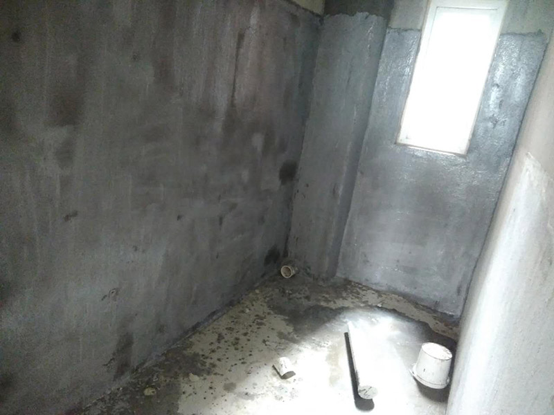 廁所刷防水裝修：第一步：清理墻面和地面 在涂刷防水涂層之前，先要清理墻面和地面，同時要用連接的氣泵皮管吹盡陰角處的浮沉。第二步：刷防水涂料：刷防水涂料時先刷墻角部位，交接處應(yīng)有200mm，不得有漏刷情況。第一遍涂刷墻面時，應(yīng)上下縱向涂刷，第二遍涂刷墻體，應(yīng)左右橫向涂刷。注意、第二遍防水涂料間需要有一定時間間隔，待遍涂料干透后才能進(jìn)行第二遍，具體時間視涂料而定。第三步：閉水試驗(yàn)：在涂刷完防水涂料后，不能立刻貼瓷磚，還必須進(jìn)行防水測試。堵住衛(wèi)生間排水口、地漏等，然后將衛(wèi)生間積水2~3cm。24小時后到樓下查看是否有水滲漏，一旦發(fā)現(xiàn)有滲水痕跡，必須馬上返工。