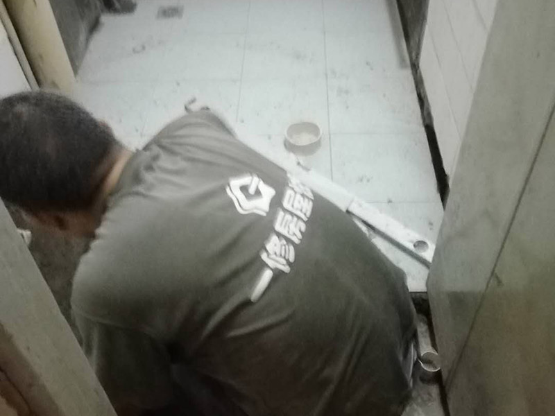 衛(wèi)生間地面瓷磚鋪貼：地磚鋪貼前，將地面清掃干凈；接著根據(jù)排版規(guī)劃設(shè)置水平線，并進(jìn)行分塊；然后地面灑水、砂漿攪拌、打砂漿基層，然后開始鋪貼，要用橡皮錘均勻敲擊，調(diào)整與水平線及其它地磚的水平度及縫隙的大小，再用刮刀從磚縫中間劃一道，保證磚與磚之間要有一定的、均勻的縫隙，防止熱脹冷縮對磚造成損壞，用刮刀在兩塊磚上縱向來回劃拉，檢查兩塊磚是否平齊；最后表面清理，勾縫。