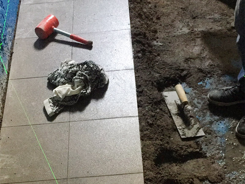 地面貼磚維修：干鋪法是將沙子和水泥按照3：1的比例混合后兌少量的水，使水泥和沙子混合到可以用手攥成團(tuán)的黏稠度。將混合好的沙子水泥鋪在地面上，用一個(gè)平板把表面摸平。在瓷磚背面抹上黏稠度非常高的水泥，把瓷磚放到地面上，用橡皮錘敲實(shí)就完成了,主要用于地面瓷磚的鋪裝.濕鋪法，是將沙子和水泥按照2：1的比例混合后兌水和好，水的量要多一些，使沙子和水泥的黏稠度高一些。然后涂抹到用水浸泡好的瓷磚背面貼到墻面上。濕鋪發(fā)主要應(yīng)用與墻面。