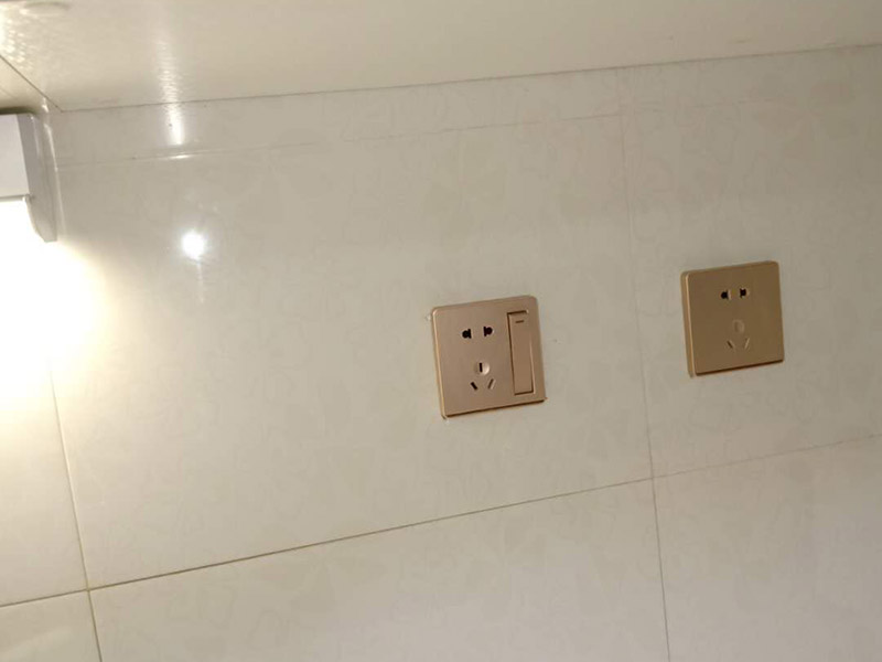 燈具插座安裝：1、吊燈：吊燈安裝在混凝土頂面上時，可采用預埋件、穿透螺栓及脹管螺栓緊固/2、吸頂燈：吸頂燈有圓形、方形或矩形底座（底盤），底座大小不等。3、壁燈根據(jù)底座的構(gòu)造可采用底臺或不用底臺，用底臺時應先固定底臺，然后再將壁燈固定在底臺上。4、筒燈：根據(jù)筒燈尺寸、安裝位置在吊頂上劃線鉆孔，將吊頂內(nèi)預留電源線與筒燈連接通，調(diào)整筒燈固定彈簧片的蝶形螺母，使彈簧片的高度與吊頂厚度相同，把筒燈推入吊頂開孔處 , 并裝上合適的燈泡。