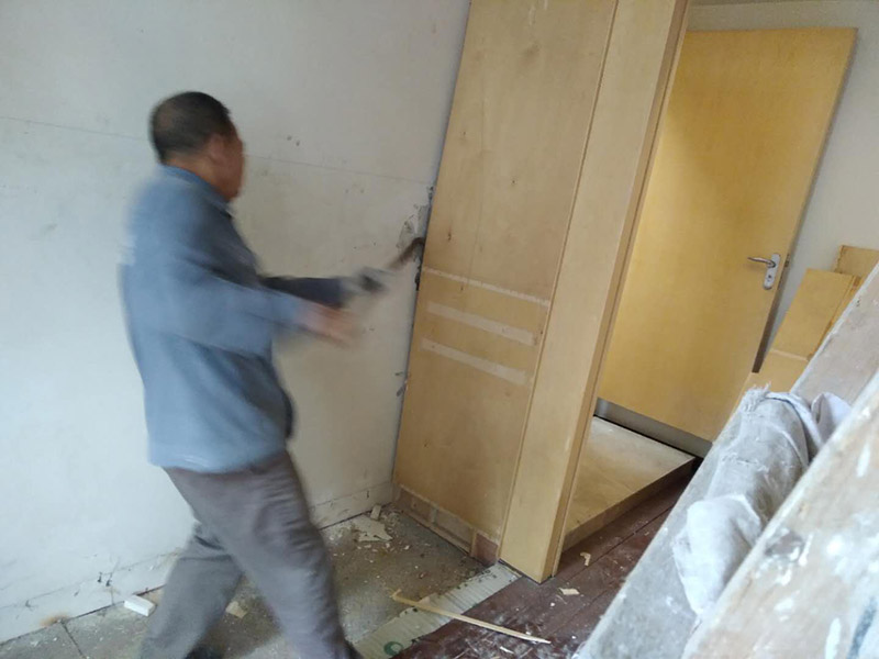 家具拆除維修：首先一般情況下，在組裝家具的時候，會用到的工具，在拆卸時同樣用得到，所以，一定要注意工具種類。然后應(yīng)該盡量騰出足夠的空間，家具拆卸的時候，如果空間不夠是很難完成的，所以，我們可以將家具搬到一個寬敞的地方，然后進(jìn)行拆卸。在組裝家具的時候，通常是將家具放倒以后才能進(jìn)行工作，因此，拆卸的時候，同樣道理，先放倒再拆卸，以免看不清結(jié)構(gòu)導(dǎo)致?lián)p壞家具。在拆卸板式家具的時候，一定要先拆除小件，也就是一些輔助性的東西，最后在對大的框架進(jìn)行拆除，不要本末倒置，防止大的部分散掉損害小件部分。