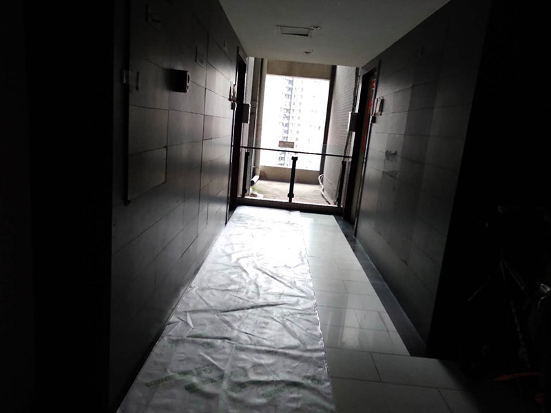 家具拆除維修：首先一般情況下，在組裝家具的時候，會用到的工具，在拆卸時同樣用得到，所以，一定要注意工具種類。然后應(yīng)該盡量騰出足夠的空間，家具拆卸的時候，如果空間不夠是很難完成的，所以，我們可以將家具搬到一個寬敞的地方，然后進(jìn)行拆卸。在組裝家具的時候，通常是將家具放倒以后才能進(jìn)行工作，因此，拆卸的時候，同樣道理，先放倒再拆卸，以免看不清結(jié)構(gòu)導(dǎo)致?lián)p壞家具。在拆卸板式家具的時候，一定要先拆除小件，也就是一些輔助性的東西，最后在對大的框架進(jìn)行拆除，不要本末倒置，防止大的部分散掉損害小件部分。