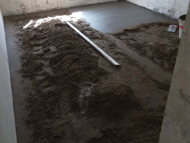 地面找平維修：水泥找平最傳統(tǒng)的地面找平方式，適合各種地面找平。先對地面基層打磨，尤其是凸起的地方，盡量打磨平齊;之后找地面的高度，并彈線標(biāo)記;抹灰餅和標(biāo)筋后，開始刷水泥砂漿，將地面全部鋪平;可使用木抹子將其搓平，確保平整，并用鐵抹子來壓光，通常要壓三遍，最后做地面養(yǎng)護(hù)等待自然干燥。選擇水泥砂漿地面找平，費(fèi)用會比石膏地面找平貴一些。 若地面準(zhǔn)備安裝地暖，選擇自流平來做地面找平最合適不過了。不僅地面找平薄(大約在2mm—5mm左右)，還不會對地暖的熱傳導(dǎo)有影響。若家中樓層較矮，選擇這種方式也合適。