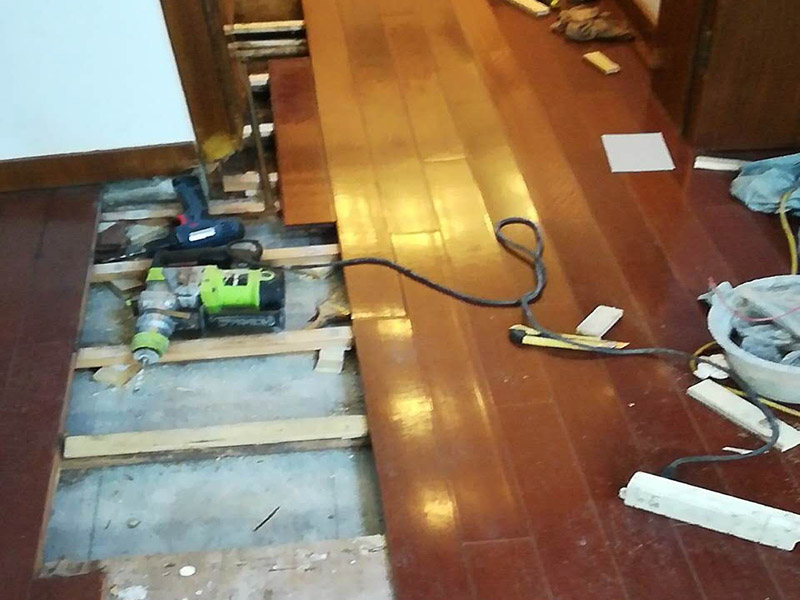 地板拆除改造：把整個房間騰出來，這樣也更好的尋找木地板的縫隙源頭，沒有東西擋著，空曠也利用木地板的拆除。拆除的工作要先從踢腳線開始，就算是發(fā)現(xiàn)木地板中間有縫隙，或者有損壞的地方，感覺可以下手拆除，實際操作時，還是從踢腳線要好拆些。 卡子固定的踢腳線，直接用工具把卡子撬松，卡子脫落后，就可以沿著踢腳線開始拆了。 如果是打了膠的踢腳線，先用刀片把膠水刮掉，但是這樣容易傷到地板，一不小心還會傷到自己。不建議自己動手拆除打膠的踢腳線。