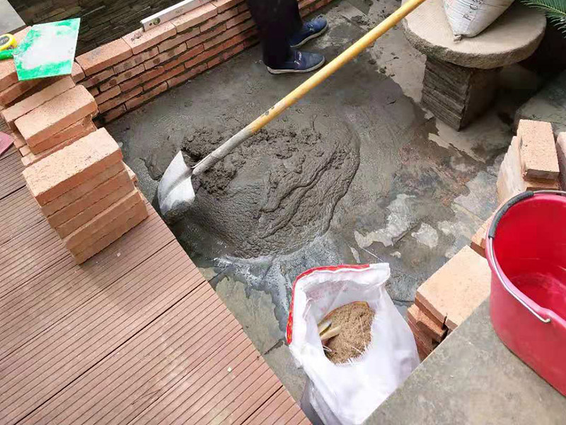 陽臺花壇裝修：首先、處理好要露臺基面。把基面處理成堅固、平整、干凈，無灰塵、油膩、蠟等以及其它碎屑物質(zhì)；基面有孔隙、裂縫、不平等缺陷的，須預先用水泥砂漿修補抹平，確?；娉浞譂駶櫍珶o明水； 第二、選擇適合家裝的防水材料。防水材料建議選擇柔嫩型的聚合物水泥基防水涂/漿料，即市場上名稱為：柔韌型、JS防水涂/漿料，這類產(chǎn)品是水性涂料、無毒無害無污染、施工簡單快捷、和水泥基材粘接緊密、使用壽命長、防水效果強、價格適中等顯著特點。選用質(zhì)量佳口碑好的品牌，如：雷邦仕防水漿料、德高防水涂料等。 第三 、注意防水要施工到位。做好坡度3°的排水坡；柔韌型的防水涂料前后兩次呈“十”字涂刷兩遍，總厚度不超過2㎜； 第四 、做好保護層。在做好的防水層上做水泥砂漿保護層或粘貼瓷磚。