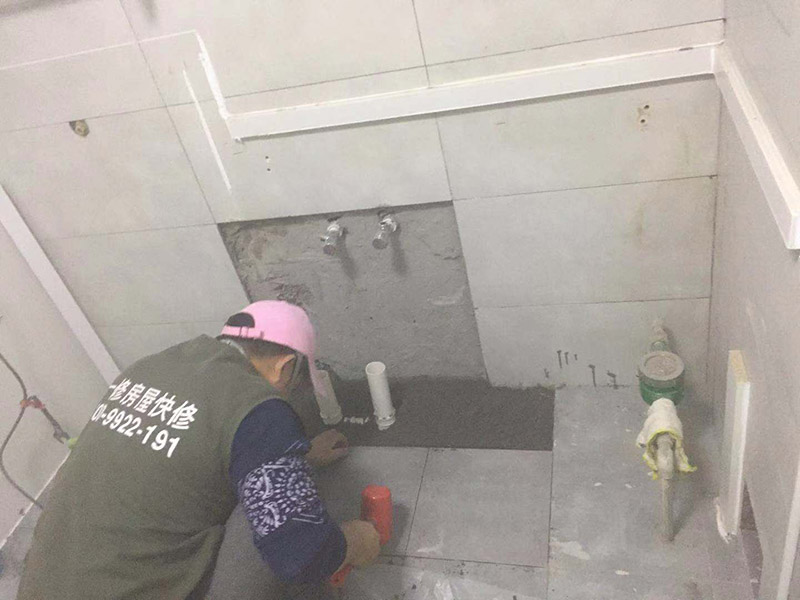 馬桶地面貼磚：干鋪法是將沙子和水泥按照3：1的比例混合后兌少量的水，使水泥和沙子混合到可以用手攥成團(tuán)的黏稠度。將混合好的沙子水泥鋪在地面上，用一個(gè)平板把表面摸平。在瓷磚背面抹上黏稠度非常高的水泥，把瓷磚放到地面上，用橡皮錘敲實(shí)就完成了,主要用于地面瓷磚的鋪裝。 濕鋪法，是將沙子和水泥按照2：1的比例混合后兌水和好，水的量要多一些，使沙子和水泥的黏稠度高一些。然后涂抹到用水浸泡好的瓷磚背面貼到墻面上。濕鋪發(fā)主要應(yīng)用與墻面。