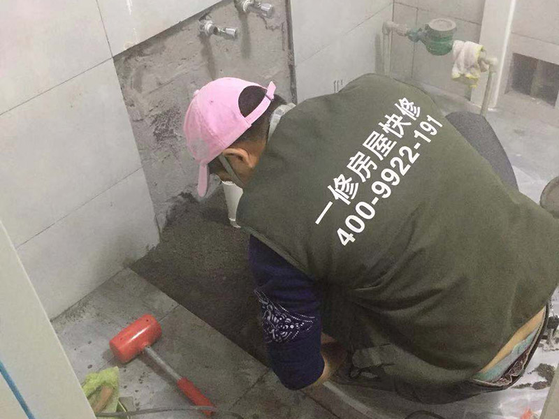 馬桶地面貼磚：干鋪法是將沙子和水泥按照3：1的比例混合后兌少量的水，使水泥和沙子混合到可以用手攥成團(tuán)的黏稠度。將混合好的沙子水泥鋪在地面上，用一個(gè)平板把表面摸平。在瓷磚背面抹上黏稠度非常高的水泥，把瓷磚放到地面上，用橡皮錘敲實(shí)就完成了,主要用于地面瓷磚的鋪裝。 濕鋪法，是將沙子和水泥按照2：1的比例混合后兌水和好，水的量要多一些，使沙子和水泥的黏稠度高一些。然后涂抹到用水浸泡好的瓷磚背面貼到墻面上。濕鋪發(fā)主要應(yīng)用與墻面。