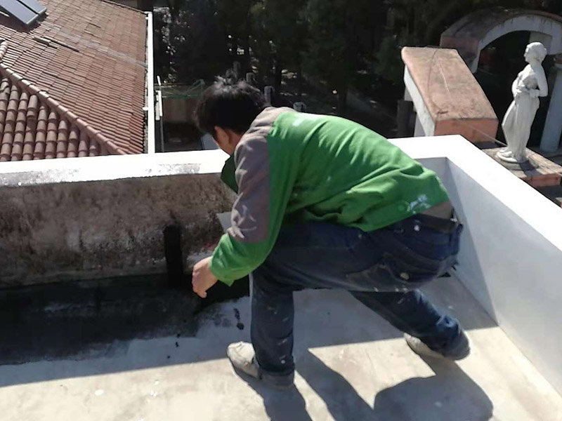 屋頂刷防水維修：1、清理基層，施工前要將基層表面的塵土和雜物清理干凈，然后用熱熔法改性瀝青卷材對防水層施工前在水落口、管根、陰陽角等細部先做好附加層。 2、鋪貼卷材，首先卷材的厚度要符合要求，將防水卷材裁剪成相應(yīng)的尺寸，用火焰噴槍加熱基層和卷材的交接處，趁卷材的材面剛剛?cè)刍瘯r將卷材向前滾鋪、粘貼。鋪貼平面與立面相連接的卷材應(yīng)由下向上進行。 3、熱熔封邊，用噴槍將卷材搭接處加熱，讓其粘結(jié)牢固，然后涂刷第一遍防水涂料。防水施工前要先保證地面干凈、干燥，防水涂料要滿涂，確保無遺漏，與基層結(jié)合要牢固，無裂紋和氣泡等，防水涂料厚度要達到產(chǎn)品規(guī)定的要求。 4、待第一遍防水涂料完全干透之后再進行第二遍防水涂刷，第一遍防水涂料沒有完全干透就進行第二遍防水施工的話會使防水效果大打折扣。 5、鋪保護層，防水工作做完后，在表面鋪上保護層，是為了防止之后的施工把防水層破壞，保護層鋪貼要完全覆蓋防水層，做到無遺漏，與基層結(jié)合牢固無氣泡和脫落現(xiàn)象發(fā)生。 6、閉水試驗，閉水試驗時水的高度不能低于2cm，然后觀察24小時以上，看其有無滲漏的現(xiàn)象發(fā)生，如果沒有才算合格。