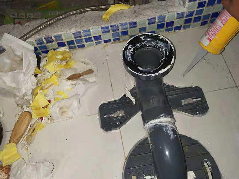修馬桶案例： 首先打開馬桶的水箱，看水箱在滿水時內部的水瓢是處于什么水平線上。假如內部的水都滿了，水箱還在進水，定漏水出來。用水去把水瓢的卡位上下拉動下，觀看水瓢的活絡程度，假如不順，或很難移動，那么也就是水瓢出現(xiàn)毛病。記得把水瓢的方位按下一點，別太高了。能夠把水瓢的那個設備拆下來，清洗干凈，假如不明白拆，就直接在水箱那里放干水，用洗潔精，洗衣粉清洗一次試試。假如這樣能夠就持續(xù)運用，假如不可就要換了。查看水箱外面，接水箱的那個方位的不銹鋼軟管的接口，看看是否是沒擰緊還是內部的膠墊老化導致漏水。假如是內部設備沒事，那么還需要查看馬桶的水箱是否有呈現(xiàn)碰擊導致開裂的問題，假如有外力的效果，這個水箱也有可能呈現(xiàn)漏水的問題。