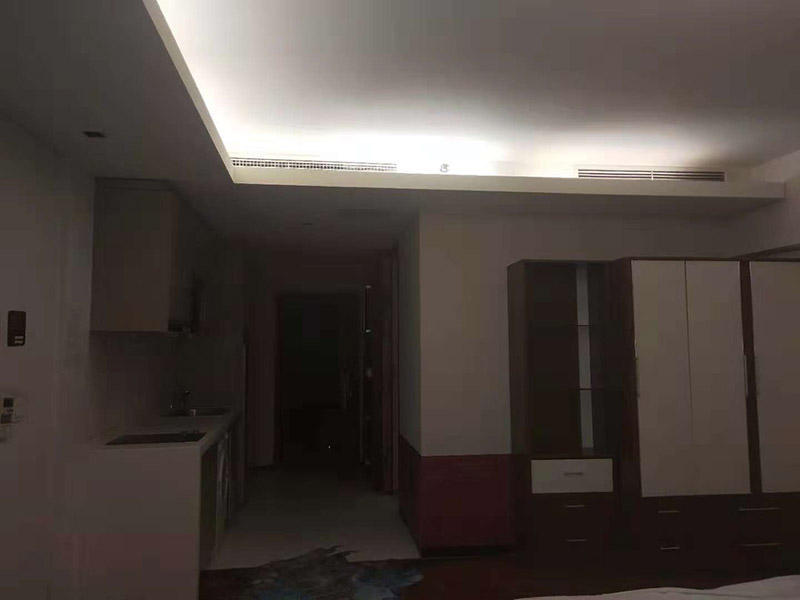 公寓局部裝修：1、公寓面積較小，適合1到2人居住，不需要設(shè)計過多的功能房。為保證主人生活方便，保證臥室、客廳、衛(wèi)浴、廚房基本功能性空間的存在，其他區(qū)域則可以根據(jù)剩余空間的大小以及自己的需求來設(shè)計。 2、室內(nèi)空間狹小，因此在裝飾時應(yīng)盡量選用淺淡的色調(diào)，白色、黃色等淺色調(diào)可以讓室內(nèi)空間有變大的效果，而且還可采用具有通透性或玻璃材質(zhì)的家具和桌椅等，讓空間變得明亮又寬敞。 3、在公寓裝修時，應(yīng)盡量避免采用硬質(zhì)的隔斷，最好采取軟隔斷的方式來對空間進行分隔，可以采用隔斷柜、屏風、家具等物品進行隔斷，這樣會讓室內(nèi)的采光和通風變得更好。