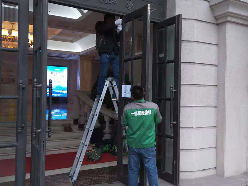 室外門維修：首先安裝門框，這個(gè)門檻是事先量好尺寸制作好的。把門框靠在門洞里，一般是安裝門扇的那邊靠墻。并使用沖擊鉆鉆孔，安裝2只膨脹螺絲。然后打安裝孔，使用膨脹螺絲穿過(guò)門框，在門框的后面適當(dāng)?shù)募尤?個(gè)斜頭木楔，并使用卷尺量好同樣的寬度，通過(guò)調(diào)節(jié)斜頭木楔的長(zhǎng)短達(dá)到合適的寬度。緊固好2只膨脹螺絲后就可以把門扇放入門框里，查看尺寸是否合適。并安裝門框上的合頁(yè)。把合頁(yè)對(duì)好位置，并使用鉚釘槍打入鉚釘，固定合頁(yè)，然后再在合頁(yè)上打第二個(gè)孔和安裝鉚釘。同樣的步驟安裝好門框下的合頁(yè)。完成2只合頁(yè)的安裝后就把門扇放入門框里，以合頁(yè)的安裝位置為基礎(chǔ)，移動(dòng)門扇，達(dá)到最佳安裝位置。如果門扇短一些，就可以在門扇底部墊斜頭進(jìn)行支墊。位置合適后使用記號(hào)筆做好合頁(yè)螺絲安裝孔位置。再使用手槍鉆鉆孔和使用鉚釘槍加入鉚釘。打開(kāi)門查看移動(dòng)是否靈活，再完成剩下的孔的鉚釘安裝。