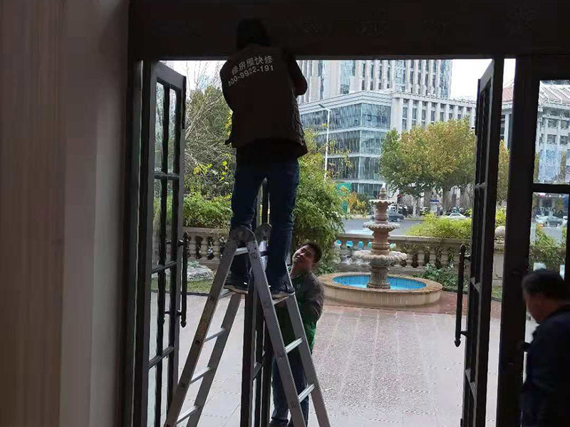 室外門維修：首先安裝門框，這個(gè)門檻是事先量好尺寸制作好的。把門框靠在門洞里，一般是安裝門扇的那邊靠墻。并使用沖擊鉆鉆孔，安裝2只膨脹螺絲。然后打安裝孔，使用膨脹螺絲穿過(guò)門框，在門框的后面適當(dāng)?shù)募尤?個(gè)斜頭木楔，并使用卷尺量好同樣的寬度，通過(guò)調(diào)節(jié)斜頭木楔的長(zhǎng)短達(dá)到合適的寬度。緊固好2只膨脹螺絲后就可以把門扇放入門框里，查看尺寸是否合適。并安裝門框上的合頁(yè)。把合頁(yè)對(duì)好位置，并使用鉚釘槍打入鉚釘，固定合頁(yè)，然后再在合頁(yè)上打第二個(gè)孔和安裝鉚釘。同樣的步驟安裝好門框下的合頁(yè)。完成2只合頁(yè)的安裝后就把門扇放入門框里，以合頁(yè)的安裝位置為基礎(chǔ)，移動(dòng)門扇，達(dá)到最佳安裝位置。如果門扇短一些，就可以在門扇底部墊斜頭進(jìn)行支墊。位置合適后使用記號(hào)筆做好合頁(yè)螺絲安裝孔位置。再使用手槍鉆鉆孔和使用鉚釘槍加入鉚釘。打開(kāi)門查看移動(dòng)是否靈活，再完成剩下的孔的鉚釘安裝。