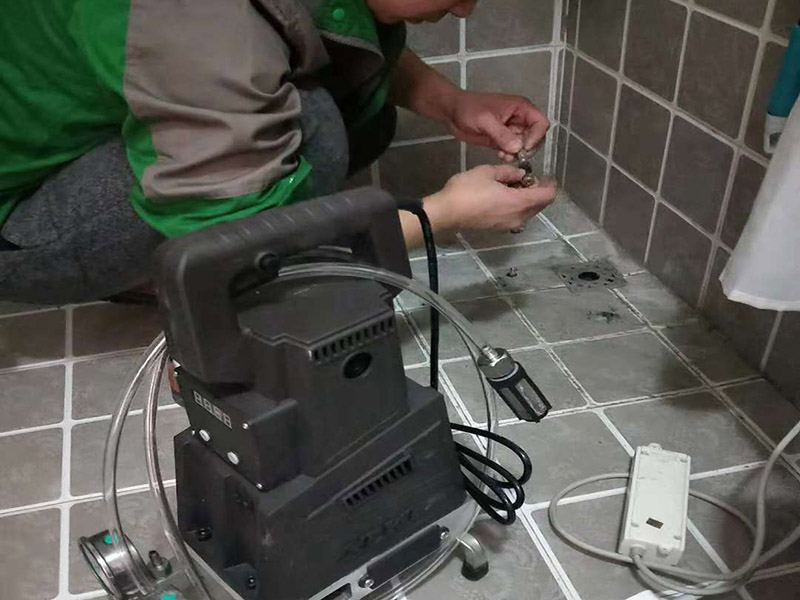衛(wèi)生防水注漿：注漿防水是利用液壓、氣壓或電化學(xué)原理，通過灌漿管將各種固話的漿液注入到地基土中，漿液以填充、滲透、擠密和劈裂的方式，將土顆粒或巖石裂隙中的水分和空氣排除后占據(jù)其位置，經(jīng)過一定時間后，漿液將原來松散的土粒膠結(jié)成一個整體，可以改善地基土變形，或用于減小滲透性。 堵漏前必須進(jìn)行現(xiàn)場調(diào)查，摸清現(xiàn)場施工情況，分析滲漏水的原因，查清漏水部位、裂縫、裂紋或穿孔的寬度、長度、深度和貫穿情況，并了解雨天和晴天的漏水情況，測量漏水的流量與流速等，通過充分調(diào)查，正確擬定堵漏方案，做好各項(xiàng)準(zhǔn)備工作。