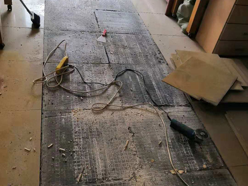 局部瓷磚拆除：衛(wèi)浴用具拆除后可以對(duì)墻面瓷磚進(jìn)行拆卸。拆卸一般是從墻體的下方往上方敲，從瓷磚的邊緣往里面敲，還需要根據(jù)拆卸的位置選擇適當(dāng)?shù)那么u力度。 敲磚是從墻體下方開始敲，從每塊瓷磚的邊緣開始敲。如果先敲上面的瓷磚，地面堆積瓷磚較多，擋住墻體下面的瓷磚，不利于拆卸。 另外，敲磚過程中，要不是對(duì)地面的瓷磚進(jìn)行清理，以免瓷磚過多堆積，減慢施工進(jìn)度以及造成施工意外。 由于二手房的衛(wèi)浴在之前是做了一次防水的，因此在敲磚時(shí)必須注意防水層的處理，與屋主溝通好，防水層是否打掉。舊的防水層一般都不打掉，在敲磚后，在原有的防水層上面，再薄薄做一層防水，以提高衛(wèi)浴的防水能力。但如果屋主需要把防水敲掉重新再做。則敲磚需要打到批土層或打到見底。 敲插座和龍頭附近的瓷磚時(shí)，要慢慢敲，小心摸清電線和水管的走向，以防損壞電線和水管。如果電線或水管已經(jīng)損壞了，要及時(shí)進(jìn)行修補(bǔ)處理，以免留下更多后續(xù)工程。