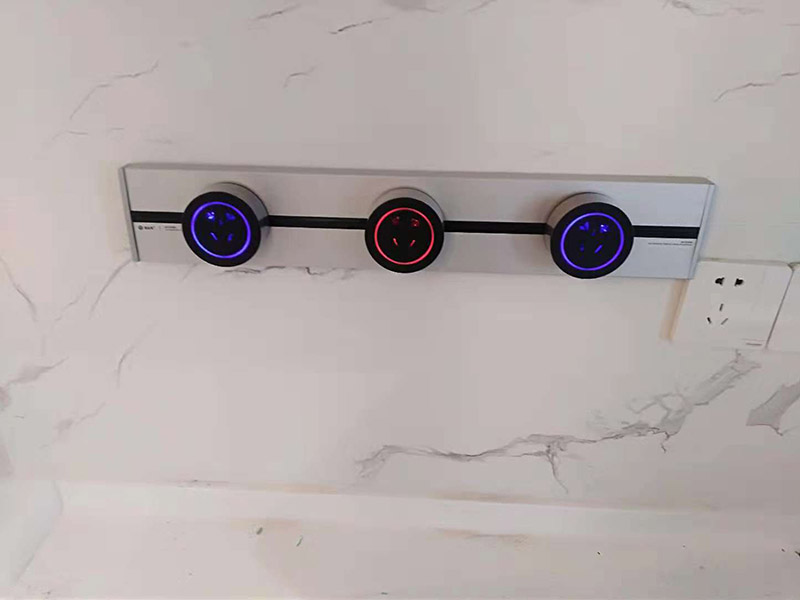 插座安裝：插座安裝前，是一定要將它們的數(shù)量和位置規(guī)劃好的，不然在安裝的時(shí)候就一頭霧水，很難安裝準(zhǔn)確，不僅雜亂，還易觸電。也許你會(huì)說(shuō)少安裝一些就好了，可以家中的電器都是一直在增加的，很容易出現(xiàn)不夠用的情況。 插座安裝前一定要將屋子里的電源都關(guān)掉，直接將電源閘門關(guān)上就好，在不通電的狀態(tài)下安裝插座才不會(huì)有危險(xiǎn)。將導(dǎo)線皮剝開(kāi)一般分為藍(lán)色零線、黃色地線和紅色火線三種，如果導(dǎo)線種只有一根黃色地線的話，另兩根為別的顏色無(wú)法分辨的話，這時(shí)候就要將電源打開(kāi)用電筆測(cè)試了，會(huì)讓電筆發(fā)亮的是火線。 然后將這些導(dǎo)線連接到插座上相應(yīng)的接點(diǎn)固定好，即L-火，N-零，剩下那個(gè)就是連接地線。最后把插座用螺絲固定在暗裝膠合上，以及插座配件按上就完成了。