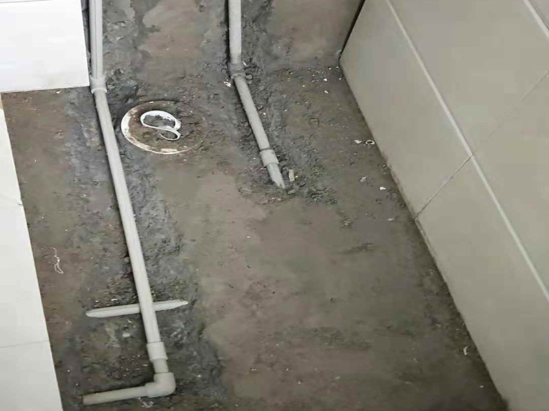 管道改造防水粉刷：1、施工前進行墻、地面修補。將墻面地面瓷磚拆除以后，用水泥砂漿找平，然后再做防水施工，這樣可以避免因厚薄不均而造成滲漏，在拆除衛(wèi)生間墻磚和地磚的時候，要仔細檢查墻面是否有空鼓、起沙河開裂等現(xiàn)象，同時檢查墻面的接縫處和其它的邊邊角角等容易出現(xiàn)問題的地方，發(fā)現(xiàn)問題一定要仔細修補，然后才能做防水。 2、刷防水涂料。刷第一遍防水涂料前要確保工地干凈、干燥。刷涂料時要涂滿無遺漏，與基層結(jié)合牢固，無裂紋，無氣泡，無脫落現(xiàn)象，涂刷高度一致，厚度要達到產(chǎn)品規(guī)定要求。然后再重復步驟刷第二遍，這里要注意第一、第二遍防水涂料間需要有一定時間間隔，待第一遍涂料干透后才能進行第二遍，具體時間視涂料而定。間隔時間太短，防水的效果會大打折扣，此外，最好在房屋的陰陽角、地漏和管道等地方多做一次防水。 3、鋪設保護層。為防止之后的施工破壞防水層，需在防水涂料表面鋪上保護層。保護層要完全覆蓋防水層，無遺漏，與基層結(jié)合牢固，無裂紋，無氣泡，無脫落現(xiàn)象。 4、做閉水試驗。進行閉水試驗時，地面最高點的水不能低于2厘米，保存至少24小時，觀察無滲漏現(xiàn)象后方算合格。如有滲漏，一定要重做，絕不能疏忽大意。