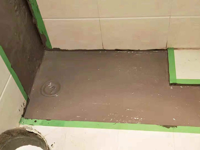 管道改造防水粉刷：1、施工前進行墻、地面修補。將墻面地面瓷磚拆除以后，用水泥砂漿找平，然后再做防水施工，這樣可以避免因厚薄不均而造成滲漏，在拆除衛(wèi)生間墻磚和地磚的時候，要仔細檢查墻面是否有空鼓、起沙河開裂等現(xiàn)象，同時檢查墻面的接縫處和其它的邊邊角角等容易出現(xiàn)問題的地方，發(fā)現(xiàn)問題一定要仔細修補，然后才能做防水。 2、刷防水涂料。刷第一遍防水涂料前要確保工地干凈、干燥。刷涂料時要涂滿無遺漏，與基層結(jié)合牢固，無裂紋，無氣泡，無脫落現(xiàn)象，涂刷高度一致，厚度要達到產(chǎn)品規(guī)定要求。然后再重復步驟刷第二遍，這里要注意第一、第二遍防水涂料間需要有一定時間間隔，待第一遍涂料干透后才能進行第二遍，具體時間視涂料而定。間隔時間太短，防水的效果會大打折扣，此外，最好在房屋的陰陽角、地漏和管道等地方多做一次防水。 3、鋪設保護層。為防止之后的施工破壞防水層，需在防水涂料表面鋪上保護層。保護層要完全覆蓋防水層，無遺漏，與基層結(jié)合牢固，無裂紋，無氣泡，無脫落現(xiàn)象。 4、做閉水試驗。進行閉水試驗時，地面最高點的水不能低于2厘米，保存至少24小時，觀察無滲漏現(xiàn)象后方算合格。如有滲漏，一定要重做，絕不能疏忽大意。