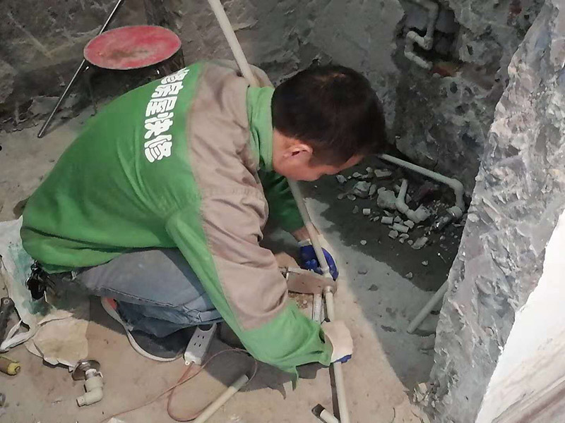 水管線路改造：首先，確定管道的走向和高度。然后用墨盒在墻面和地面彈出墨線。接下來用云石機(jī)開槽。最好是左手拿礦泉水瓶灑水，右手拿云石機(jī)開槽。這樣避免灰塵很多。第三步，用沖擊鉆剔槽。要剔的干凈平整，這樣有利于放管材。第四步，根據(jù)需要裁剪出各種長度的管材，待用。熱熔機(jī)加熱，綠燈變成紅燈時(shí)把管材放進(jìn)去連接。第五步，放管，安裝管卡。15mm冷水管間隔應(yīng)小于0.6m，熱水管為0.25米。20mm冷水管應(yīng)小于0.6米，熱水管應(yīng)小于0.3米。第六步，用料漿填槽抹平即可。