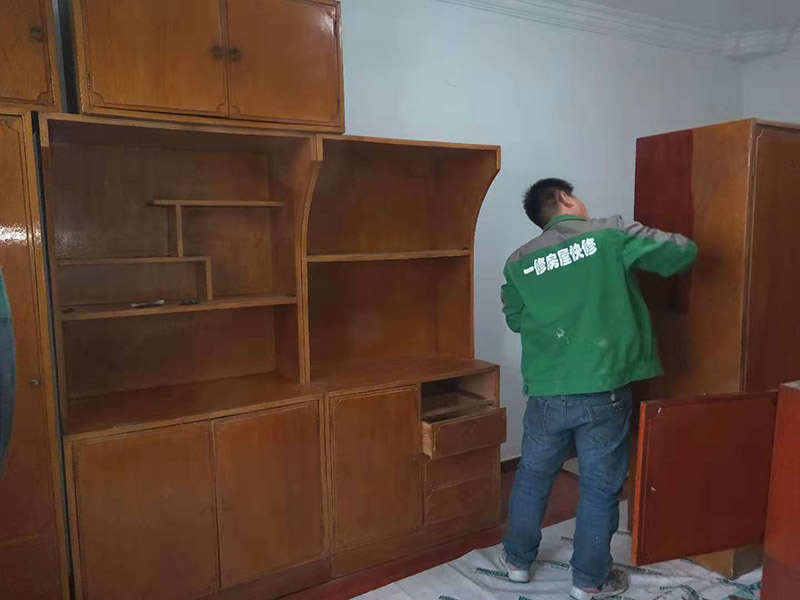 家具刷漆翻新：舊家具刷漆的方法比較簡(jiǎn)單，但是在刷漆之前要對(duì)原來(lái)的表面進(jìn)行打磨，將原有的漆面去掉，可以用砂布進(jìn)行。翻新舊家具有很多需要注意的問(wèn)題，首先是顏色的選擇，最好選擇和舊家具原有的顏色一致或者相近的顏色，不然翻新的效果可能不是很好。油漆的選擇也比較重要，因?yàn)榧揖叻乱话愣际窃谑覂?nèi)進(jìn)行，所以一定要選擇環(huán)保的油漆，以免對(duì)室內(nèi)的環(huán)境造成污染。