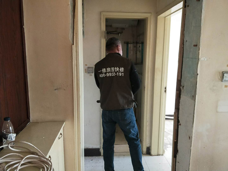 家具拆除整理：1、將面板拆下來，在門鎖的內(nèi)面板有2個鎖釘取下。 2、面板拆完后，再拆鎖芯帽，即兩顆釘。 3、有的鎖芯，在門側(cè)面也有兩個螺絲釘，需要將之拆開。 4、取下鎖芯后。在門邊鎖體的檔片中部有一個螺絲，在鎖舌(方舌)之間，將此鎖芯取出，就可以將鎖芯取出了。 5、安裝新鎖芯，安裝面板，固定好相應的螺絲就可以。