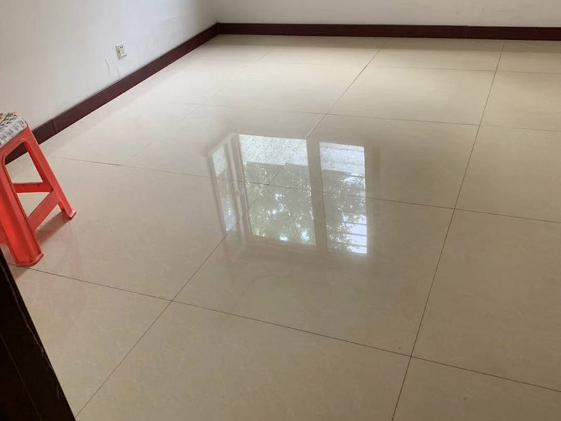 地磚拆除維修：其實關于拆除地板磚的方法還是比較簡單的。首先要撬開大門口的那塊地磚，因為那塊地磚是有一邊露在外面的所以比較容易撬開。再用扁的鑿子一片一片的往里撬，如果水泥砂漿做的不是特別牢固的話可以直接用錘子把扁撬敲擊地磚和水泥地中間的縫隙。