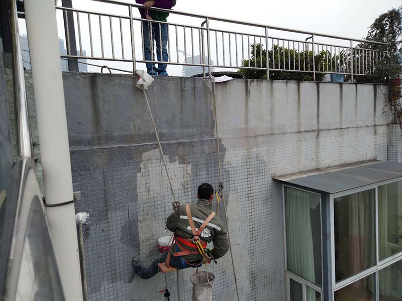外墻涂刷防水：清理基層，新舊面層必須清理干凈，不得有雜物和灰塵，以免影響粘結(jié)強(qiáng)度，涂刷防水涂料時(shí)基層應(yīng)干燥?；鶎忧謇砉ば蛲瓿芍螅酉聛?lái)，清理死角，也就是所謂的陰陽(yáng)角、施工縫、伸縮縫等比較重要的部位進(jìn)行處理，尤其注意的是泄水孔要加強(qiáng)處理，需要涂刷2－3遍防水底層涂料。將攪拌均勻的晨光防水涂料根據(jù)現(xiàn)場(chǎng)要涂刷的面積開(kāi)始涂刷，基層涂刷要大于粘卷材的面積，不要超過(guò)三十。刷第二次涂料之前必須要等一次涂料完全凝固后方可再次涂刷，底層涂料次涂刷完畢后約4—8左右。要等第二次涂料完全凝固后方可施工。