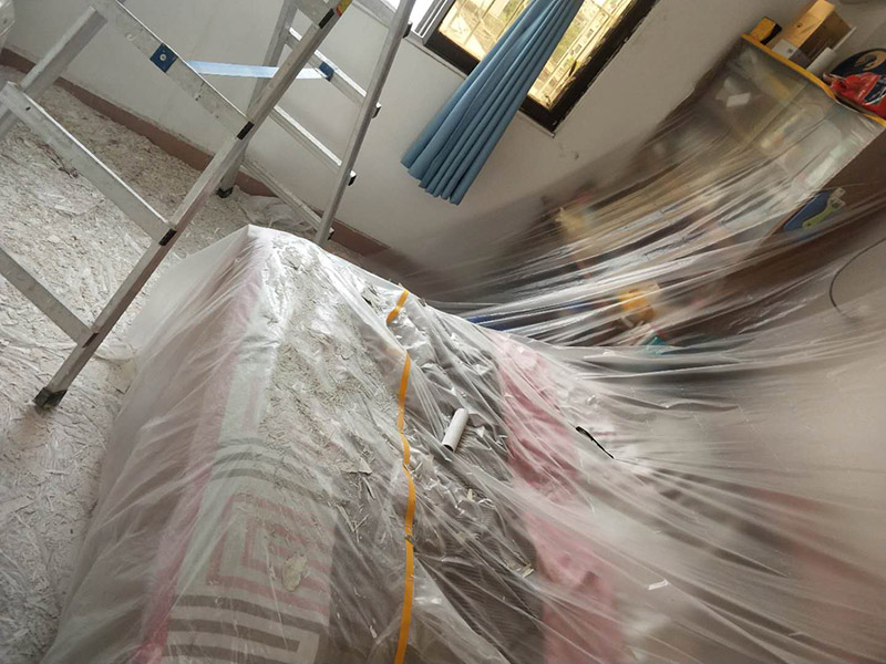臥室墻面漏水維修：首先根據(jù)施工圖看水管走向，如果漏水的位置后面埋有水管，可以先把家里面的水閘關(guān)掉，放干龍頭里面的水，如果一段時候后發(fā)現(xiàn)墻面水跡不見了，證明是水管出現(xiàn)問題。 如果是請的專業(yè)的維修師傅，可以讓師傅用打壓機直接打壓檢測，若確定是墻內(nèi)水管漏水，就可以直接鑿開墻壁找水管漏點。