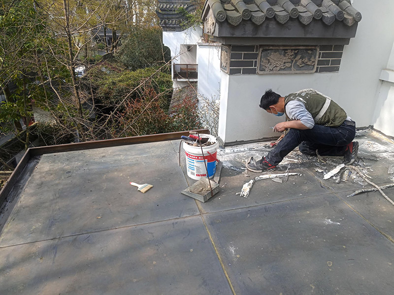 陽(yáng)光房屋面清理：在陽(yáng)光房施工完成后，如果陽(yáng)光房與墻體有銜接的地方，一定要記住鏟去墻體上原有的涂料，否則粘合陽(yáng)光房與墻體的膠水就不能很好的發(fā)揮粘合的作用，等到膠水完全凝固后會(huì)損壞墻體的涂料，造成陽(yáng)光房的滲漏。最好的解決方法就是事先鏟去原墻體上涂料，在打膠之后，在陽(yáng)光房與墻體接縫處上覆蓋防水擋板并且安裝一個(gè)排水槽，這樣就可以確保陽(yáng)光房不漏水。