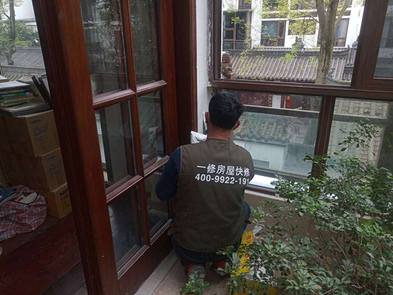 墻面刮膩?zhàn)泳S修：刮膩?zhàn)訉?duì)不同的墻體有著不同的要求，像比較常見的混凝土的墻面，會(huì)出現(xiàn)一些氣孔與鼓起的現(xiàn)象，所以就要先把墻面修平整掉，磨平凸起處，填補(bǔ)凹陷處?；鶎幼龊锰幚砗螅瑝γ孢€是會(huì)有一些凹陷的地方，這個(gè)時(shí)候就可以用石膏膩?zhàn)觼?lái)補(bǔ)平。將石膏膩?zhàn)訅簩?shí)凹陷處，橫抹豎起的地方再重新刮一遍，這樣來(lái)確保墻面的平整。