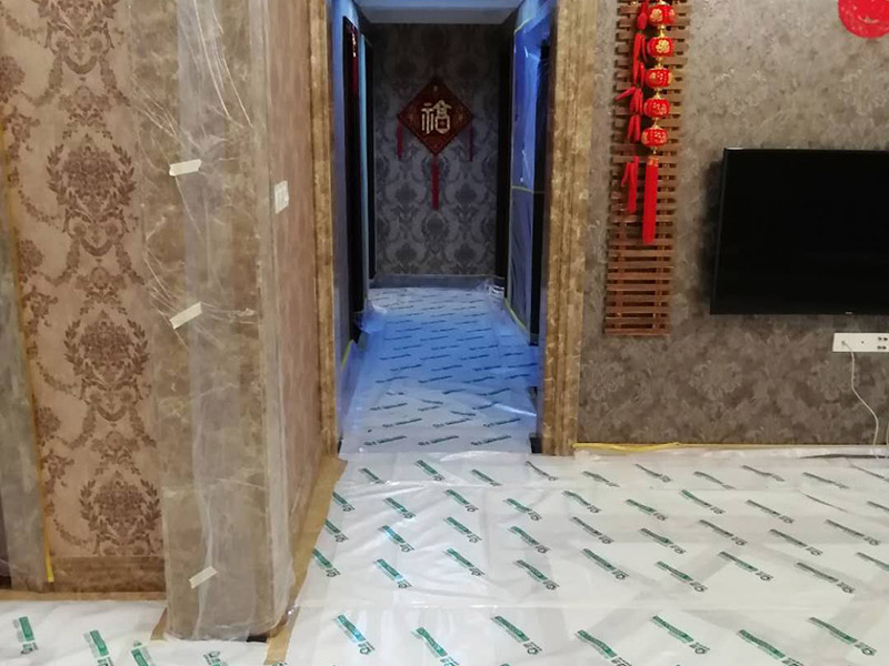 全屋地面保護裝修：各種裝修物料的進場以及各種建筑裝修垃圾的清理，都會經(jīng)過入戶門，這些物品在搬運的過程中，與入戶門發(fā)生磕碰、摩擦的機率大大增加，所以，第一個需要做好成品保護的地方就是我們的入戶門。建議：在裝修開工前直到家具進場期間，都需要對入戶門進行保護！對于這一點，可以使用成品保護膜將門包裹。瓷磚、地板的鋪裝，也屬于基礎(chǔ)裝修的部分，經(jīng)常發(fā)現(xiàn)瓷磚施工時和施工后都沒有做成品保護工作，具體的表現(xiàn)有：瓷磚邊鋪邊勾縫、在剛鋪的瓷磚、地板上堆放雜物、剛鋪的瓷磚就在上面走動踩踏、地面瓷磚、地板沒有使用成品保護膜覆蓋等，這些都會影響瓷磚的鋪貼效果，造成瓷磚的施工質(zhì)量問題。