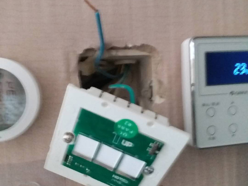 更換開關(guān)插座面板：首先斷開家里的總電源，然后用改錐撬動(dòng)開關(guān)面板邊上的凹槽，面板的第1層就打開了，可以看到里面有兩顆螺絲擰開，這樣整個(gè)面板就可以被拉出，可以看到里面的電盒，以及電線，擰開面板里面的螺絲把電線取出，但是要記住，電線的位置，他們分別是火線，地線，零線。然后換上新的面板，注意三根電線千萬不要接錯(cuò)，位置是一樣的，換好以后，按照原來的順序安裝好面板打開電源，試一下開關(guān)，正常了就可以了。