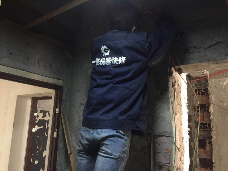 電路暗管穿線：首先把引線鐵絲頭約彈簧一半的長度置彈簧內(nèi)，再用細鐵線絞緊使二者不易分離脫落即可，不論是穿引線鐵絲還是用鐵絲拉穿導線，過彎道都要溫柔一點，否則容易出麻煩，穿好鐵絲后，把待穿的導線集束，牢固地捆綁在鐵絲一端，慢慢拉動鐵絲的另一端，導線就穿成了； 穿線的暗管彎頭，只能用專用工具把管子彎曲以擴大轉彎半徑使穿線容易，而不可使用成品彎頭，使用成品彎頭即便預留引線都很難很難穿線而且還會在穿線過程中使導線絕緣受損。