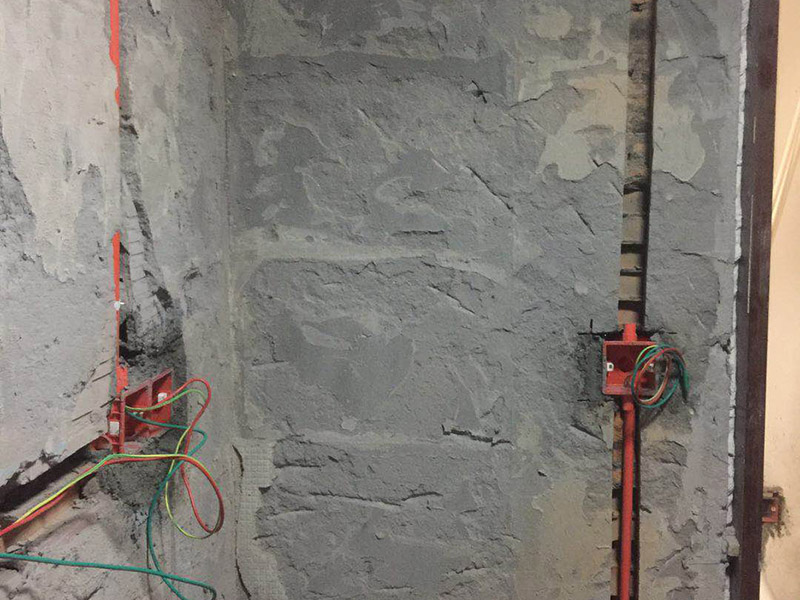 電路暗管穿線：首先把引線鐵絲頭約彈簧一半的長度置彈簧內(nèi)，再用細鐵線絞緊使二者不易分離脫落即可，不論是穿引線鐵絲還是用鐵絲拉穿導線，過彎道都要溫柔一點，否則容易出麻煩，穿好鐵絲后，把待穿的導線集束，牢固地捆綁在鐵絲一端，慢慢拉動鐵絲的另一端，導線就穿成了； 穿線的暗管彎頭，只能用專用工具把管子彎曲以擴大轉彎半徑使穿線容易，而不可使用成品彎頭，使用成品彎頭即便預留引線都很難很難穿線而且還會在穿線過程中使導線絕緣受損。