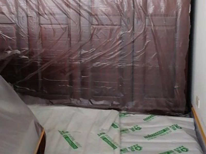 地面家具保護：地面有瓷磚或是地板的話，很可能改造的時候對他們有傷害的，所以在舊房改造中一定要對地面進行保護，可以在地面鋪上厚厚的廢紙箱，紙箱下面墊些軟的東西，防止刮花地板。再叫施工師傅用鉆子鑿，別用大鐵錘直接砸。直接砸碎磚會亂飛。
