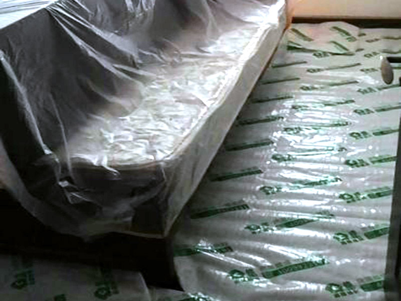 地面家具保護：地面有瓷磚或是地板的話，很可能改造的時候對他們有傷害的，所以在舊房改造中一定要對地面進行保護，可以在地面鋪上厚厚的廢紙箱，紙箱下面墊些軟的東西，防止刮花地板。再叫施工師傅用鉆子鑿，別用大鐵錘直接砸。直接砸碎磚會亂飛。