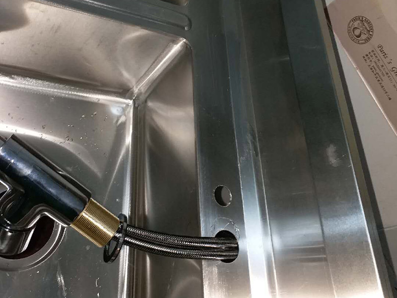 廚房水槽龍頭更換：1、我們都知道，廚房的水龍頭的下方一般都是有一個總的開關(guān)的，在更換之前可以先把總的開關(guān)關(guān)閉，如果，廚房水龍頭的下方?jīng)]有總的開關(guān)，則需要到外面或者是陽臺水塔把總的開關(guān)關(guān)閉?？偟膩碚f第一步就是關(guān)閉總開關(guān)，切斷水源。 2、關(guān)閉水源開關(guān)之后，請到注水管往上找到水龍頭的水管的接口處，需要捏住水管上方的金屬接頭，用力往左右旋轉(zhuǎn)幾下，把原來舊的水龍頭拆下來。 3、水管拆下來之后放在一旁，這是你會發(fā)現(xiàn)，這些水管的接頭處跟管壁都是很臟的，五金店里面也有這樣的管子，可以把原來的舊的管子換掉。因為原來的管子時間長了，會風化，漏水等等，所以趁著換水龍頭之際，也可以把他們換一下。 4、將水管拆掉之后，請用手握住這個歌水龍頭，再往左右旋轉(zhuǎn)，把水龍頭扭松。 5、把水龍頭扭松之后，就可以輕易的把水龍頭下方的塑料旋鈕拆下來。然后就可以把整個水龍頭都拆下來了。 6、把新的水龍頭直接裝上去就可以了，然后打開總的開關(guān)進行測試其使用情況。