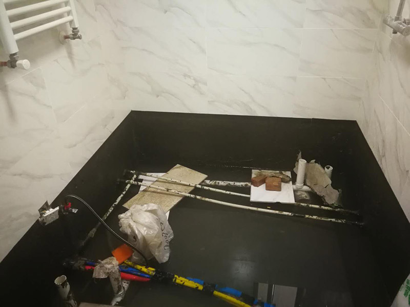 衛(wèi)生間改造裝修：因為是二次裝修，所以在裝修前，首先需要的就是敲掉之前裝修的地瓷磚，才可以使用自己選購好的地瓷磚進行鋪貼，在這里需要提醒的是，在敲碎原有的瓷磚時，一定要多加注意，不要敲到下水道水管了，衛(wèi)生間的下水道通常都是有多個的，一不小心就很容易被敲打到。還要特點注意的是，一定要避免碎掉的瓷磚進入下水道內(nèi)，不然就會擁堵，這是很難解決的一件大難題哦。改造的時候盡量不要破壞原有的防水層，如果發(fā)現(xiàn)有漏洞的現(xiàn)象，應(yīng)立即進行修補工作，避免留下防水隱患。