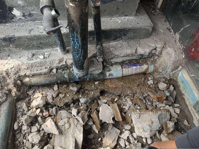 露臺陽臺地面防水改造：首先為陽臺封裝防水，由于是防水工作的第一道防線，因此是千萬不可馬虎的，在做陽臺封裝時，在選材方面就需要選擇防水防潮的材料，在施工過程中應(yīng)注意做好密閉，若沒有做好封裝的話，陽臺的防水將會大打折扣。 陽臺地面防水的做法與衛(wèi)生間做防水的做法差不多，都是從找平基層開始，再到涂上防水層、鋪上防水材料，最后對地面進(jìn)行檢驗，鋪設(shè)地面等。這里需要注意的是，陽臺的防水層完成之后一定要與室內(nèi)地面具有一定的高度差，最好低于室內(nèi)地面2-3cm的高度。 最后需要對陽臺進(jìn)行排水工程工作，在安裝陽臺排水管道時不要有太多的彎道，否則容易導(dǎo)致排水不便，地漏一定要順暢。