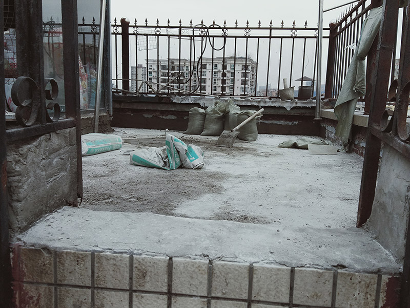 露臺陽臺地面防水改造：首先為陽臺封裝防水，由于是防水工作的第一道防線，因此是千萬不可馬虎的，在做陽臺封裝時，在選材方面就需要選擇防水防潮的材料，在施工過程中應(yīng)注意做好密閉，若沒有做好封裝的話，陽臺的防水將會大打折扣。 陽臺地面防水的做法與衛(wèi)生間做防水的做法差不多，都是從找平基層開始，再到涂上防水層、鋪上防水材料，最后對地面進(jìn)行檢驗，鋪設(shè)地面等。這里需要注意的是，陽臺的防水層完成之后一定要與室內(nèi)地面具有一定的高度差，最好低于室內(nèi)地面2-3cm的高度。 最后需要對陽臺進(jìn)行排水工程工作，在安裝陽臺排水管道時不要有太多的彎道，否則容易導(dǎo)致排水不便，地漏一定要順暢。