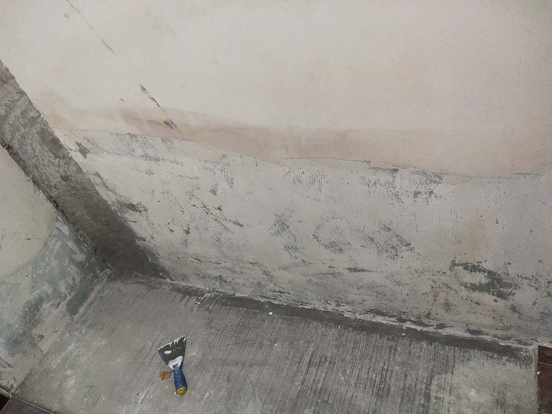 墻面局部維修翻新：墻面局部位置需要維修，墻面局部需要維修這個(gè)情況一般來(lái)說(shuō)是比較常見(jiàn)的問(wèn)題。可能由于以前裝修時(shí)施工工藝的原因，墻面局部出現(xiàn)開(kāi)裂、脫落現(xiàn)象，或者墻面被家中小朋友亂寫亂畫，或不小心被硬物刮傷等等。這幾種問(wèn)題都是比較常見(jiàn)的墻面局部問(wèn)題，其中開(kāi)裂以及刮傷這種有明顯傷痕的問(wèn)題建議都是能夠盡快進(jìn)行維修，以免傷害到周圍其他完好墻面。 維修期間需要重新刮膩?zhàn)舆M(jìn)行修補(bǔ)找平，那么在施工時(shí)就需要等到每一層膩?zhàn)油耆赏覆拍苓M(jìn)行下一步的施工。乳膠漆在涂刷底漆與面漆時(shí)同樣需要一個(gè)自然干透的時(shí)間，這些是比較影響我們墻面乳膠漆維修時(shí)間的主要因素。
